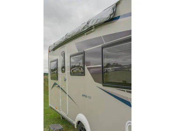 Detailansicht der Kederleiste am Wohnwagen zur Befestigung des Telta Sky Link Sonnendachs bzw. der Markise