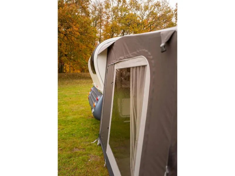 Seitliches Fenster am Telta Action 361/391 Wohnwagen Vorzelt mit Blick auf Caravan und Herbstlandschaft