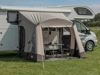 Telta Spirit 290 Vorzelt in offener Frontansicht am Wohnmobil mit sichtbarer Sitzgruppe im Innenbereich