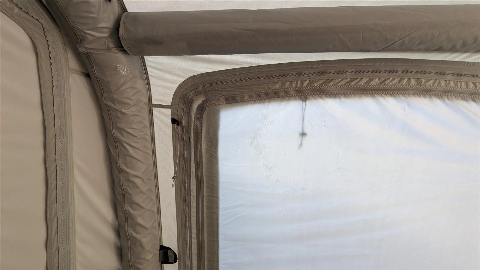 Detailaufnahme des Fensterreißverschlusses am Westfield Vega Luftvorzelt mit hochwertiger Verarbeitung und stabiler Nahtführung