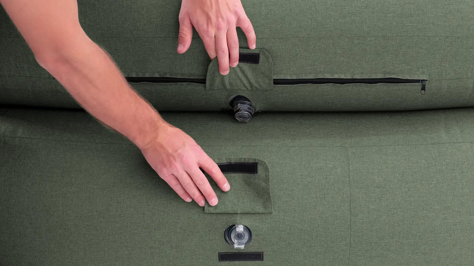 Am Outwell Inflatable Furniture Laze Set werden Ventil und Klettabdeckung beim Aufblasen beziehungsweise Verschließen gezeigt.