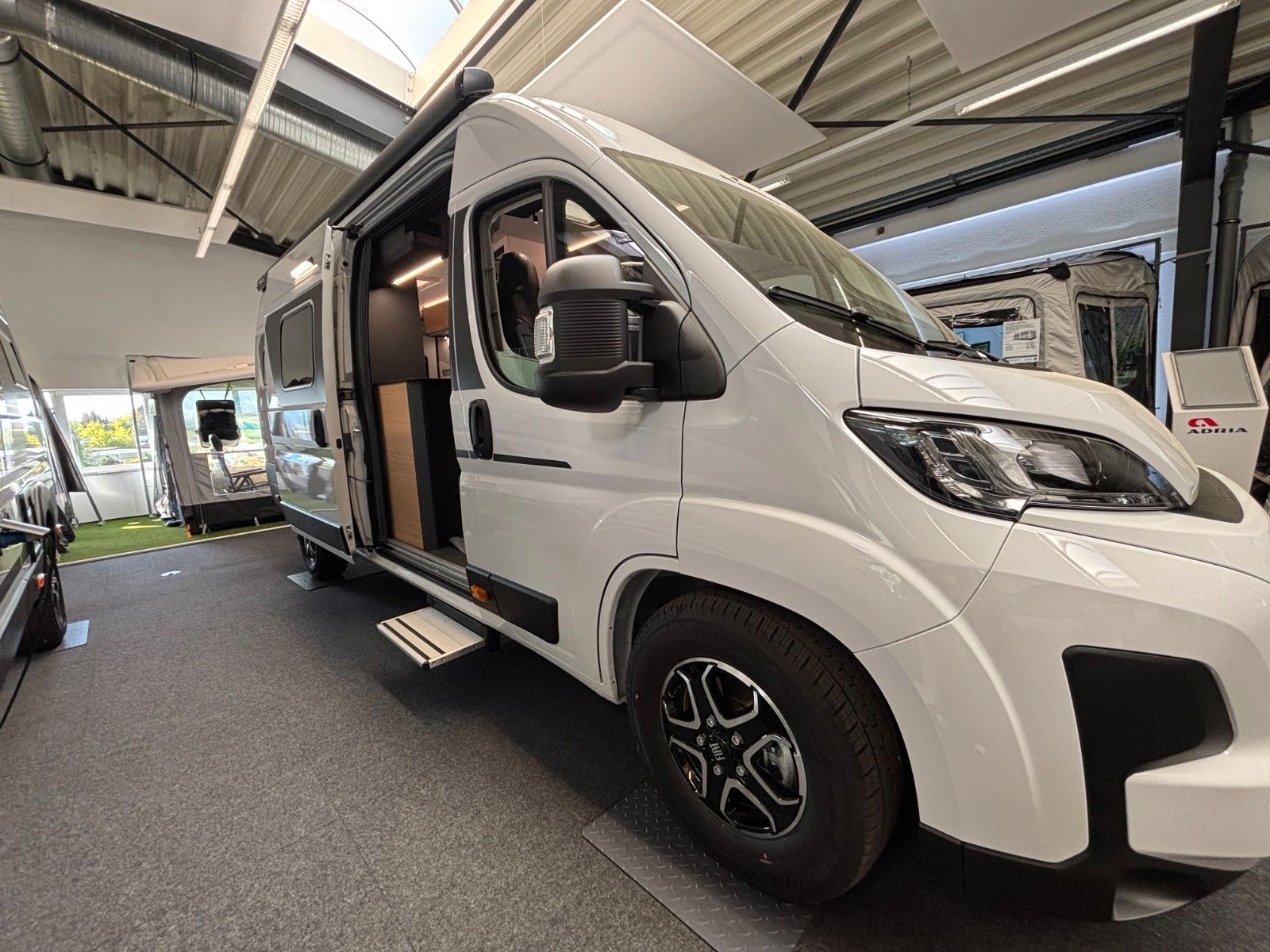 Adria Twin 640 SGX White Edition
