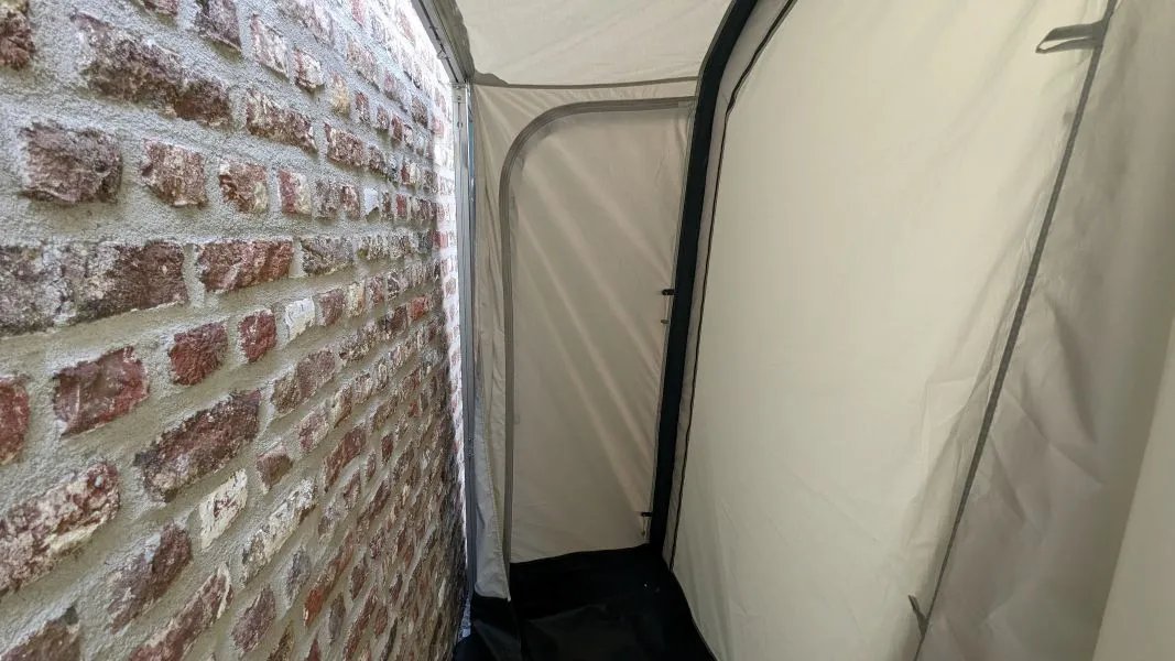 Zwischen Wand und Zelt verläuft die schmale Andockschleuse des Westfield Orion 2.0 Luftvorzelts