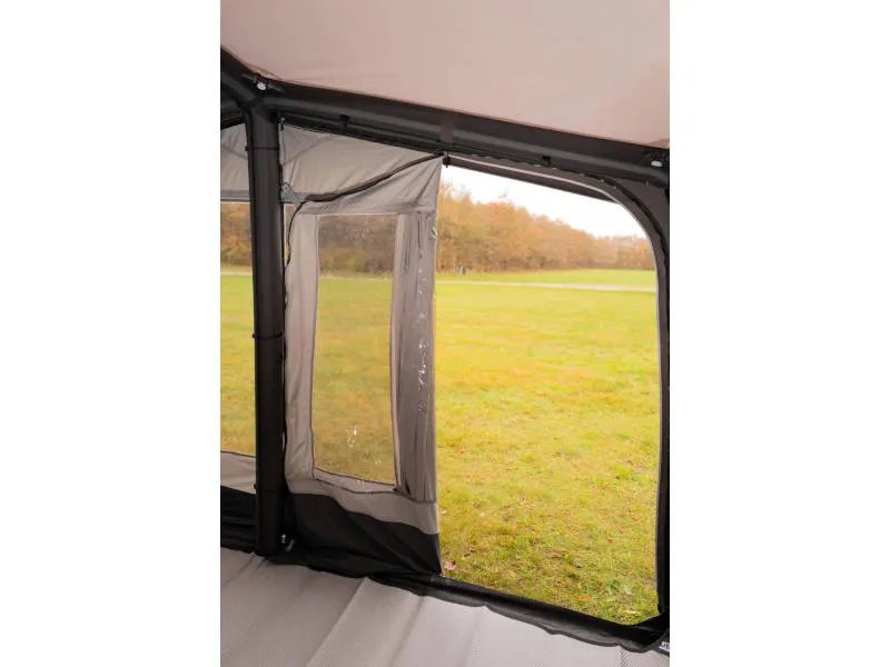 Eingangstür des Telta Action 361/391 Wohnwagen Vorzelts mit seitlichem Fenster und Blick nach draußen