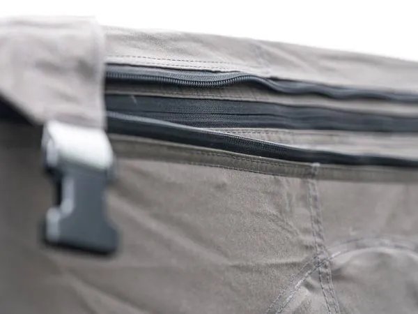 Detail des Dachanschlusses beim Telta Life 330 Vorzelt an der Markise mit sauberer Verbindung zum Fahrzeug