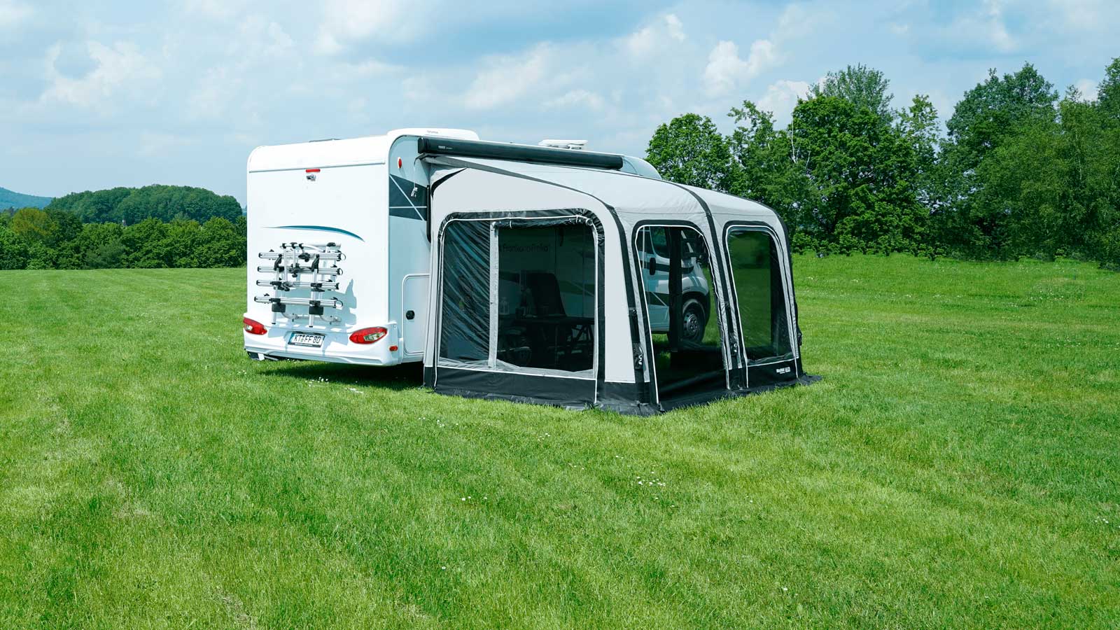 Westfield Vega 375 Luftvorzelt am Wohnwagen auf einer Wiese aufgebaut, Anbauhöhe 255–285 cm