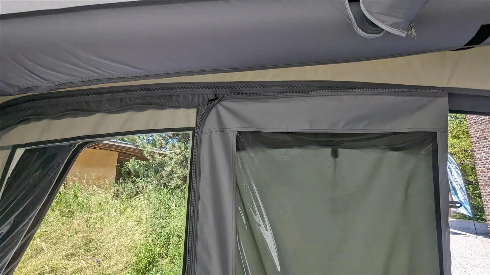 Detail des Fronteingangs am Westfield Pluto 2.0 Vorzelt Größe 12 mit Reißverschluss und Fensterbereich