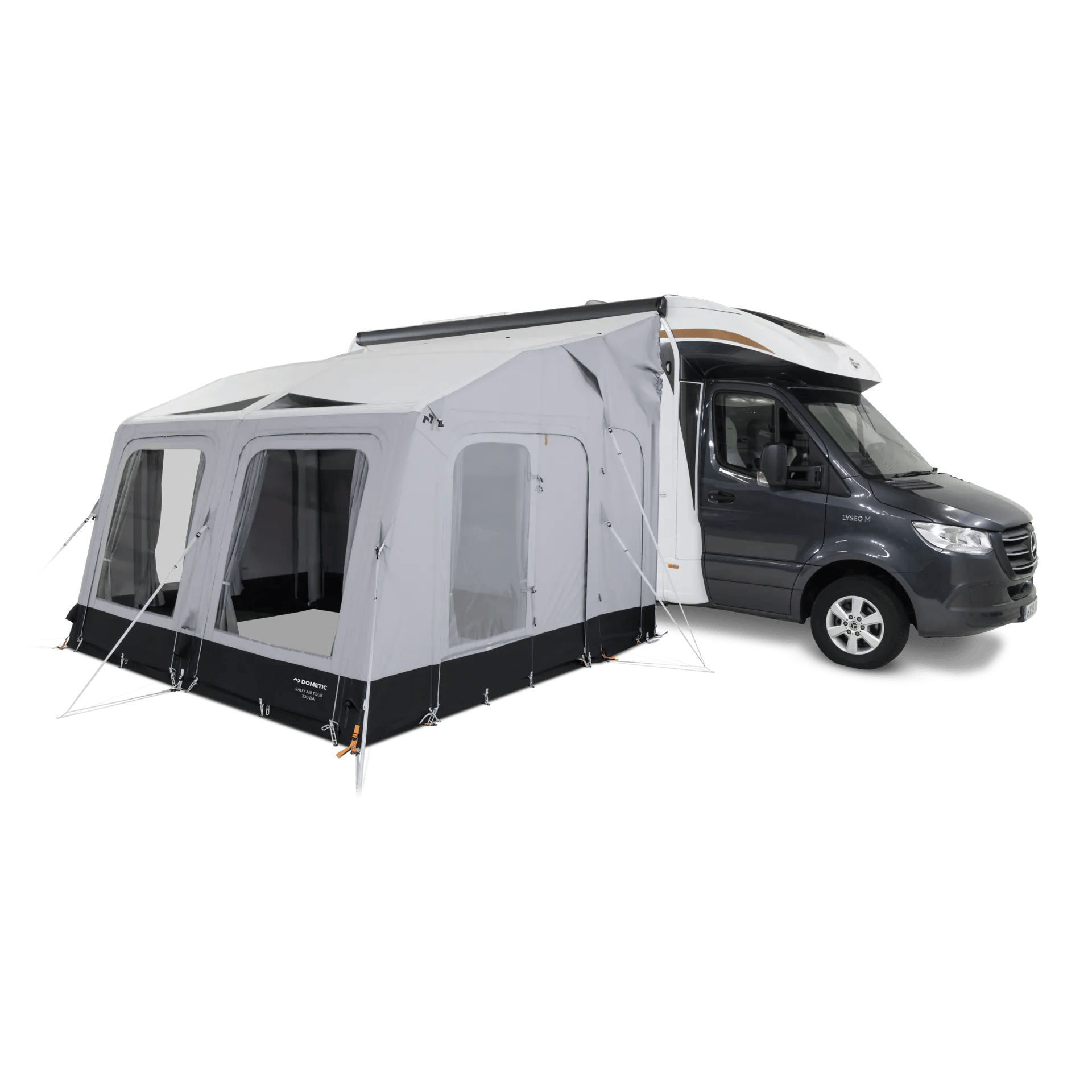 Dometic Rally AIR Tour 390 Drive Away Vorzelt an einem Wohnmobil montiert, mit großen Fenstern und abgespannten Seiten auf weißem Hintergrund