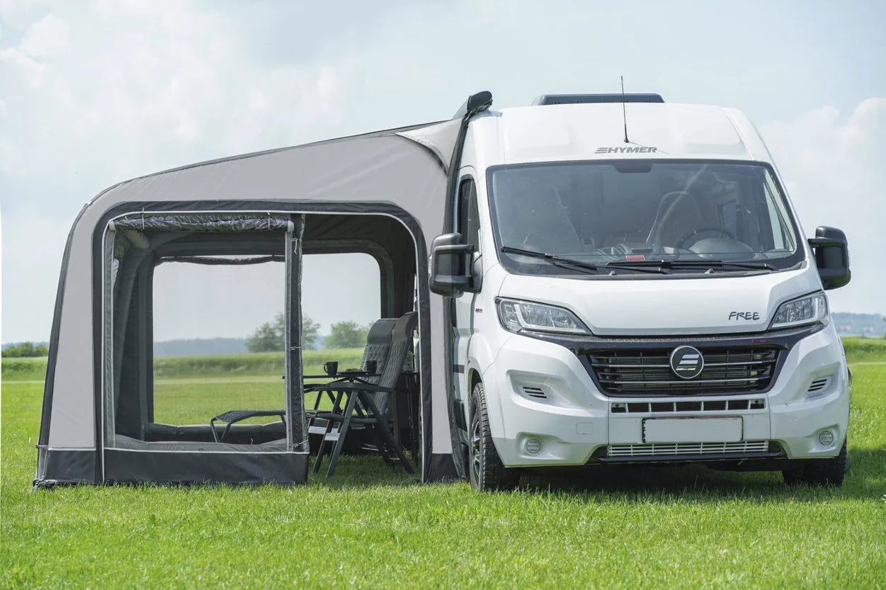 Westfield Mars Kastenwagen Vorzelt mit offenem Eingang am Camper auf Wiese aufgebaut