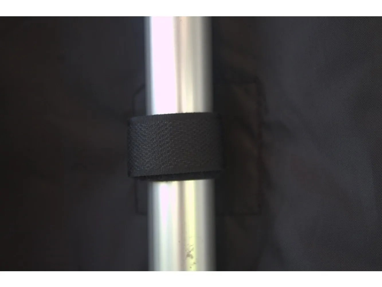 Detailaufnahme der Andrückstangemit Klettband im Telta Pure 390 Vorzelt