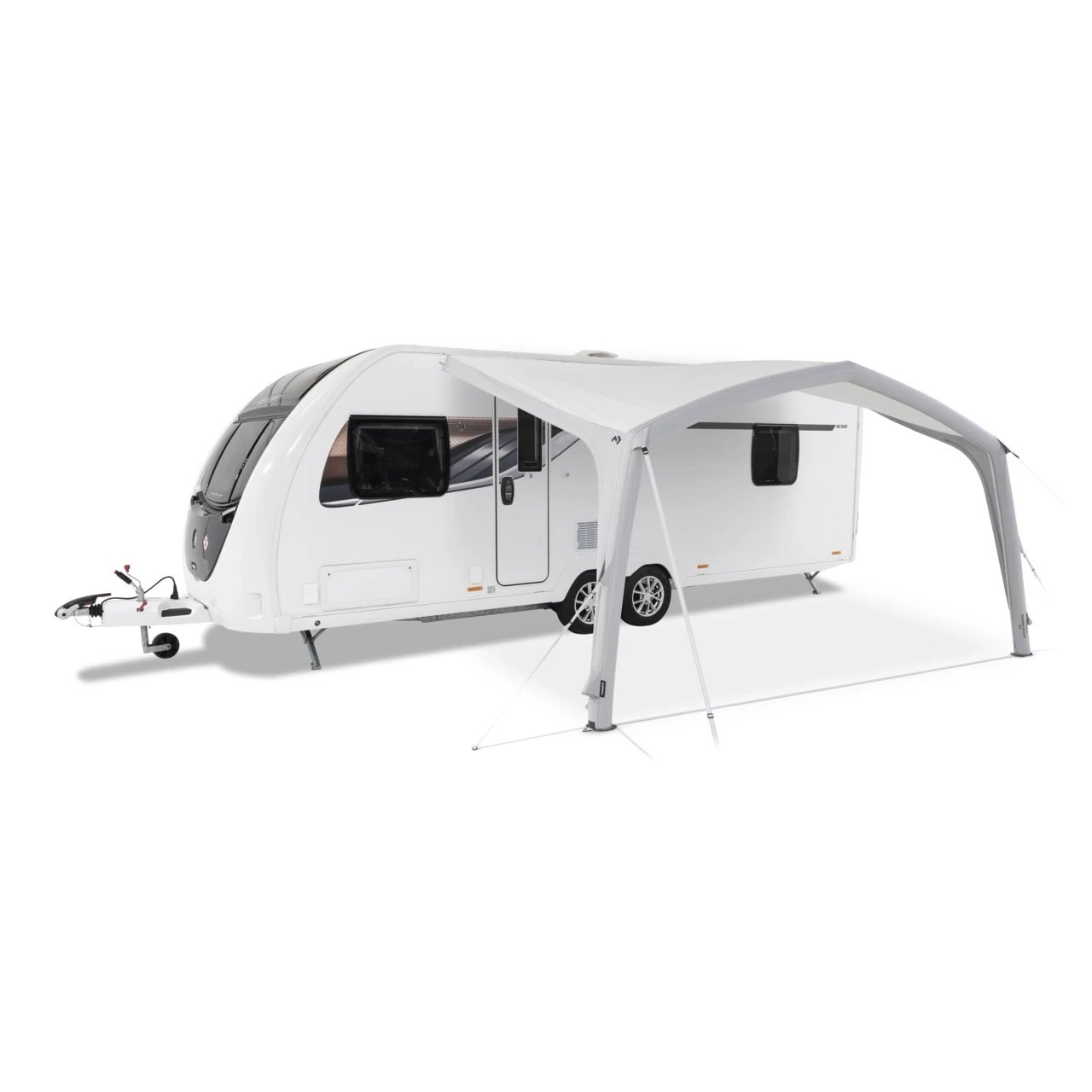 Am Wohnwagen montiertes Dometic Sunshine AIR Tour 300 Sonnendach mit Abspannung auf weißem Hintergrund.