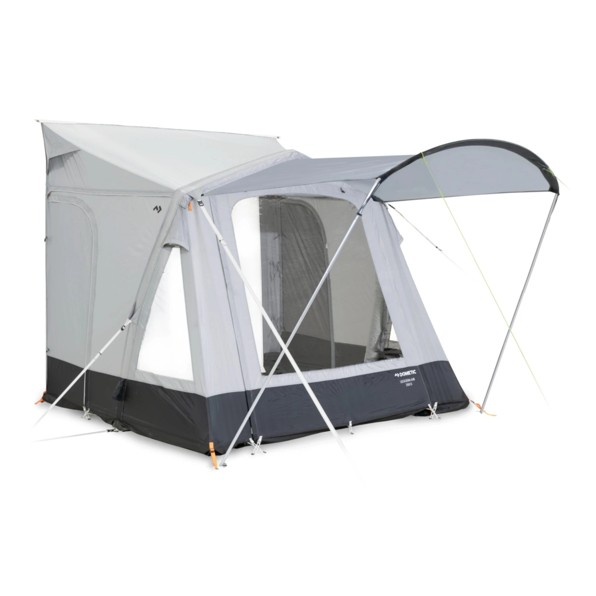 Dometic Leggera AIR 260 M mit aufgebautem Vordach, transparentem Frontfenster und abgespannten Stangen auf weißem Hintergrund.