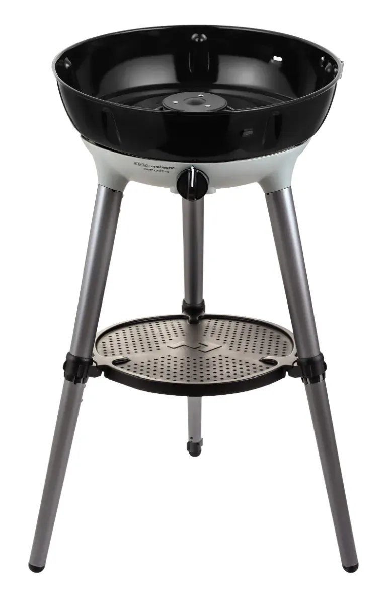 Ohne Grillaufsatz steht der Cadac Carri Chef 40 BBQ auf seinem dreibeinigen Gestell mit Ablagefläche