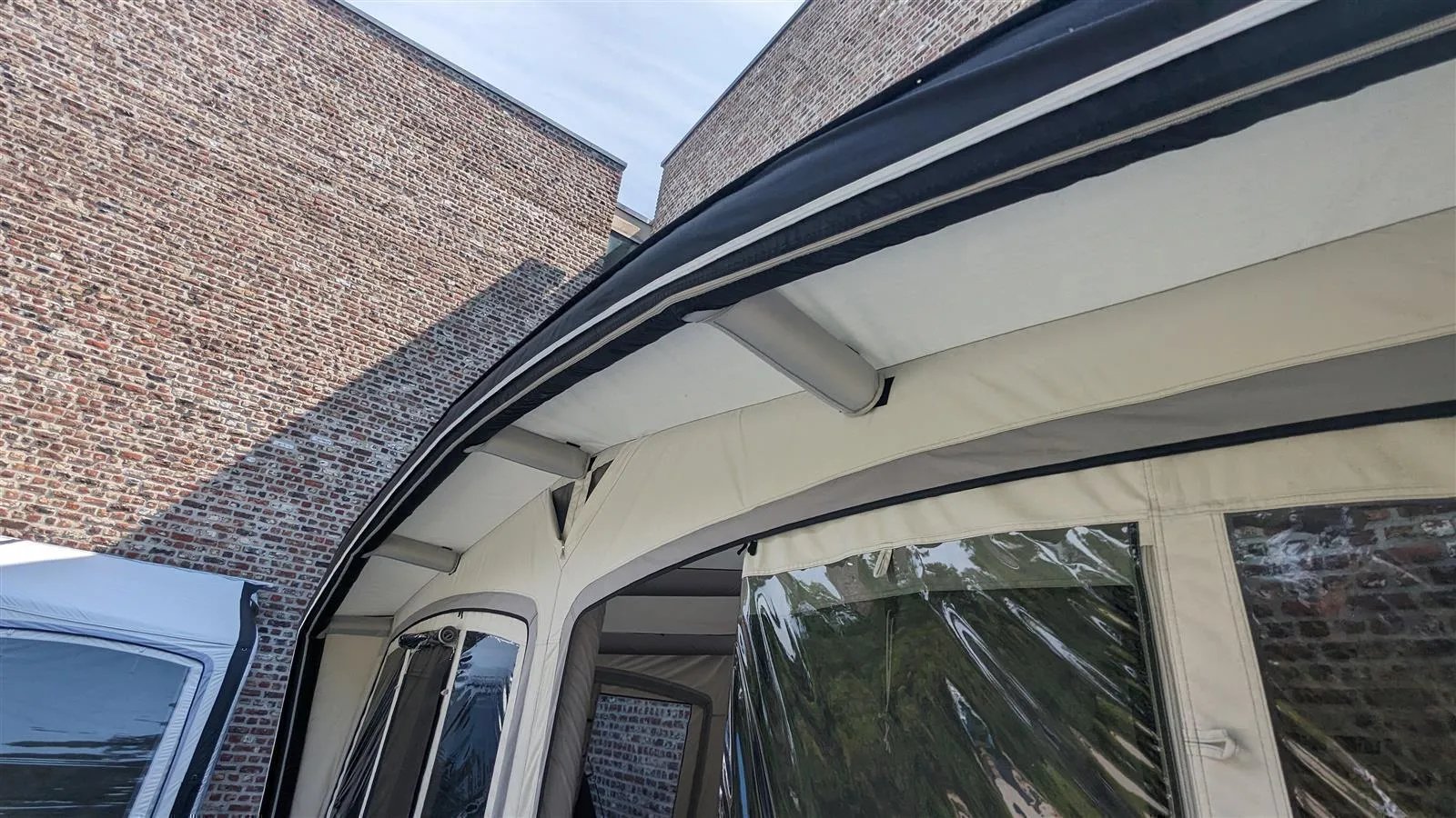 Detailansicht des Dachbereichs am Westfield Pluto XL 2.0 Vorzelt Größe 11 mit stabilem Luftgestänge und Vordach