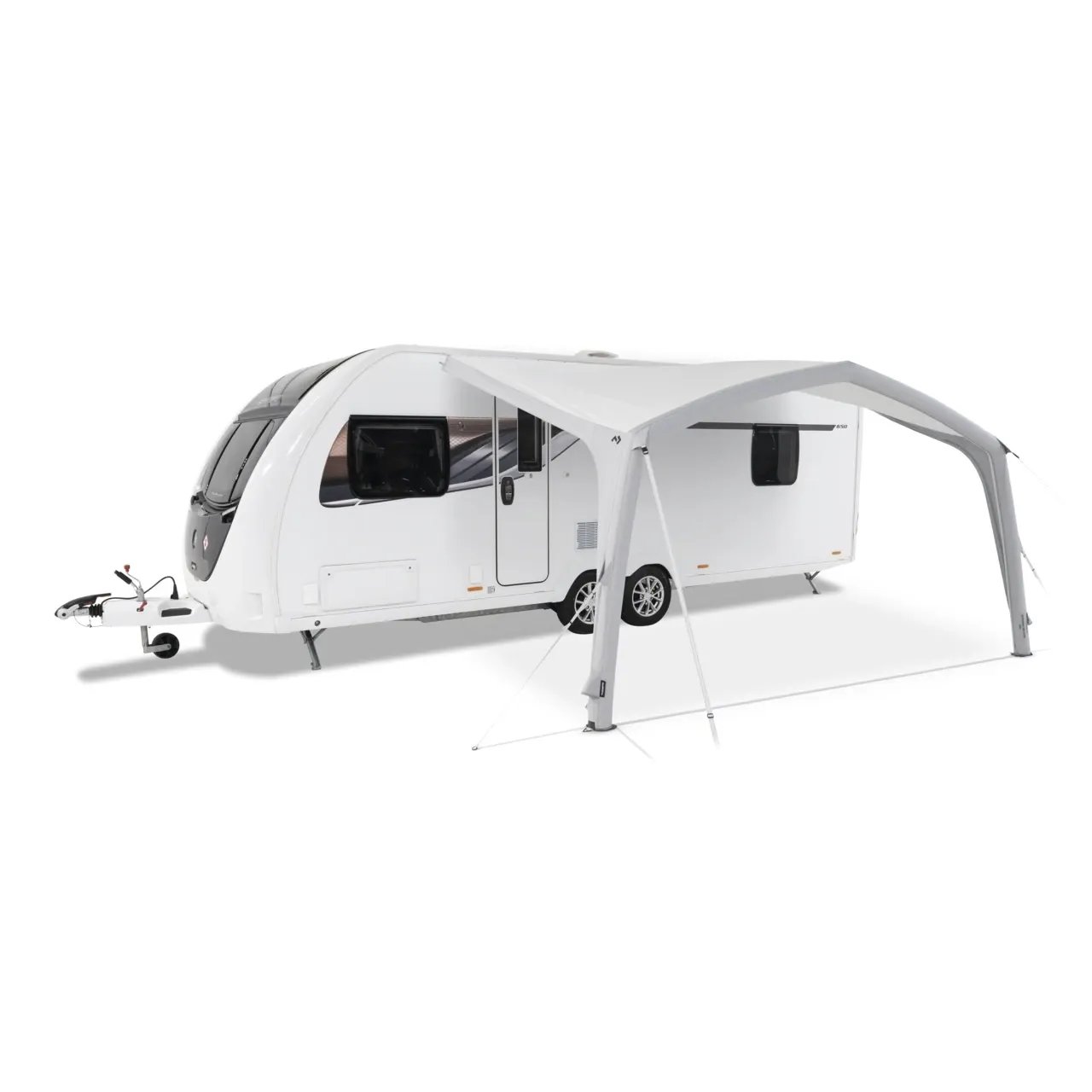 Am Wohnwagen montiertes Dometic Sunshine AIR Tour 500 Sonnendach mit Abspannung auf weißem Hintergrund.