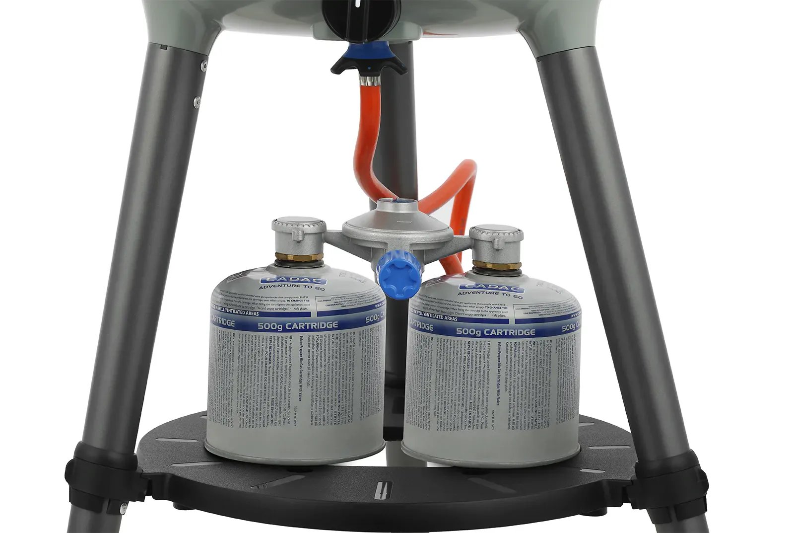 Zwei angeschlossene Gaskartuschen mit Druckregler und Gasschlauch unter dem Cadac Carri Chef 40 BBQ Campinggrill