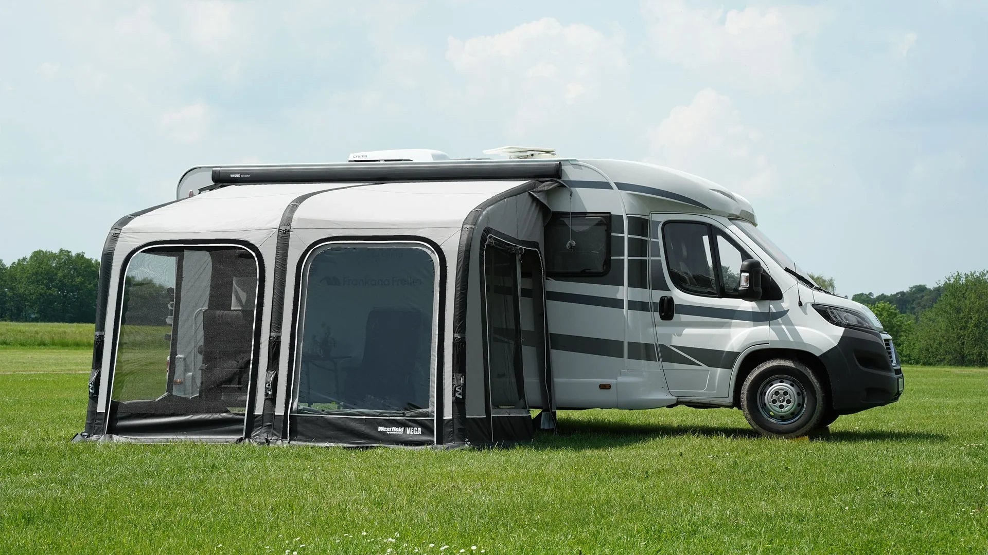 Frontansicht des Westfield Vega 375 Luftvorzelts mit Anbindung an einen Camper Van, Anbauhöhe 255–285 cm