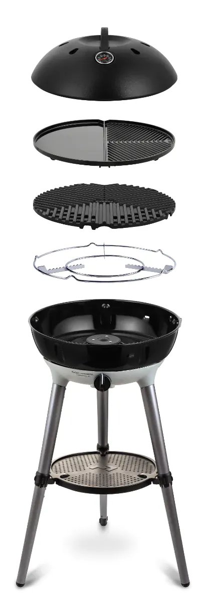 In Einzelteilen dargestellter Cadac Carri Chef 40 BBQ mit Deckel, Grillplatten, Grillrost, Topfständer und dreibeinigem Gestell