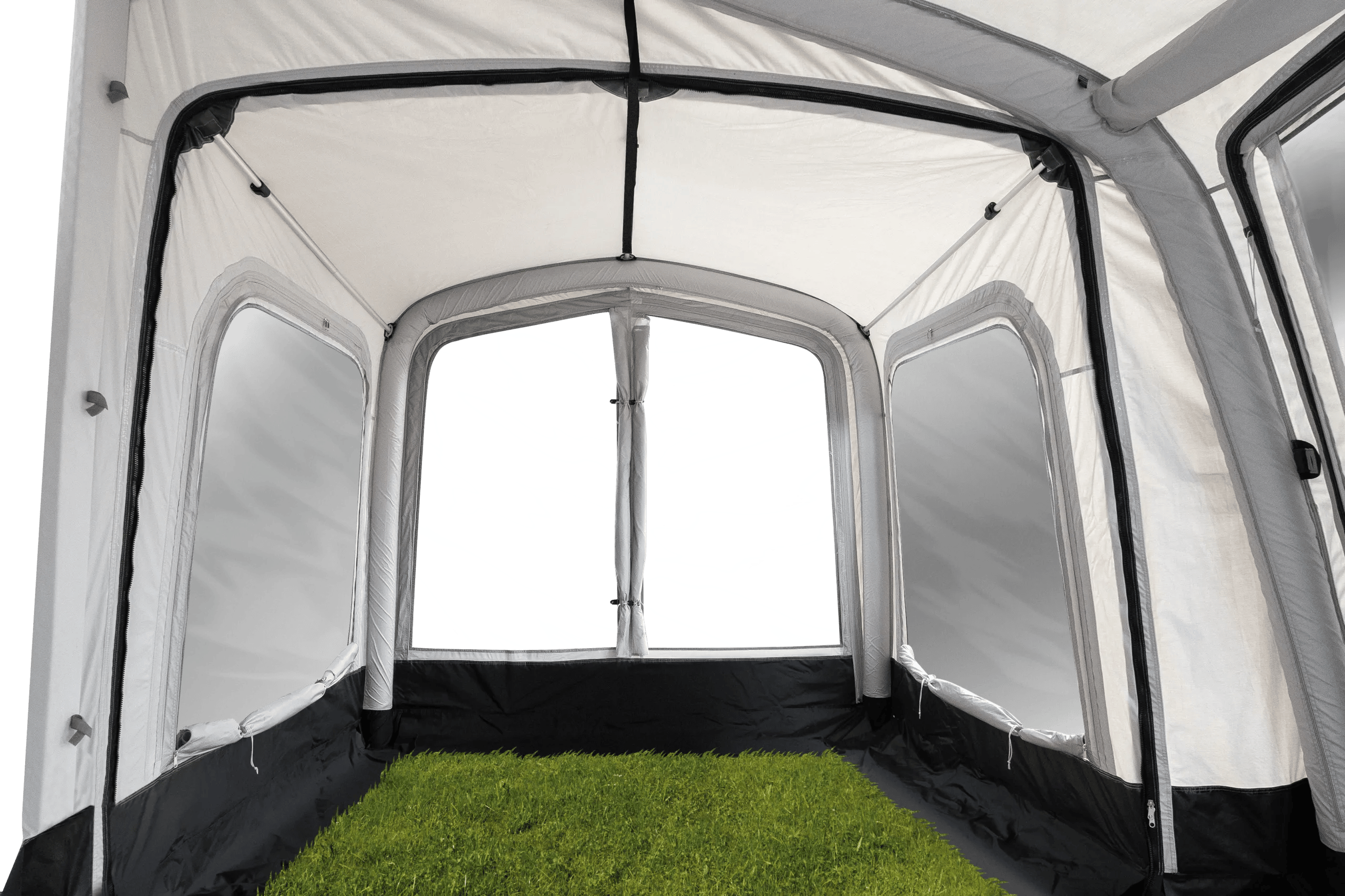 Innenansicht des Westfield Eris Premium Anbauzelts mit geschütztem Stauraum und großen Fensterflächen für Licht und Belüftung
