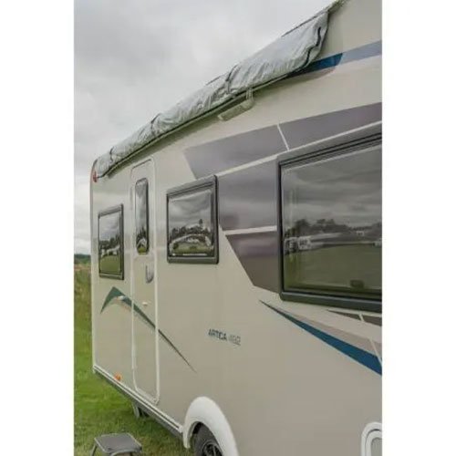 Detailansicht der Kederleiste am Wohnwagen zur Befestigung des Telta Sky Link Sonnendachs bzw. der Markise