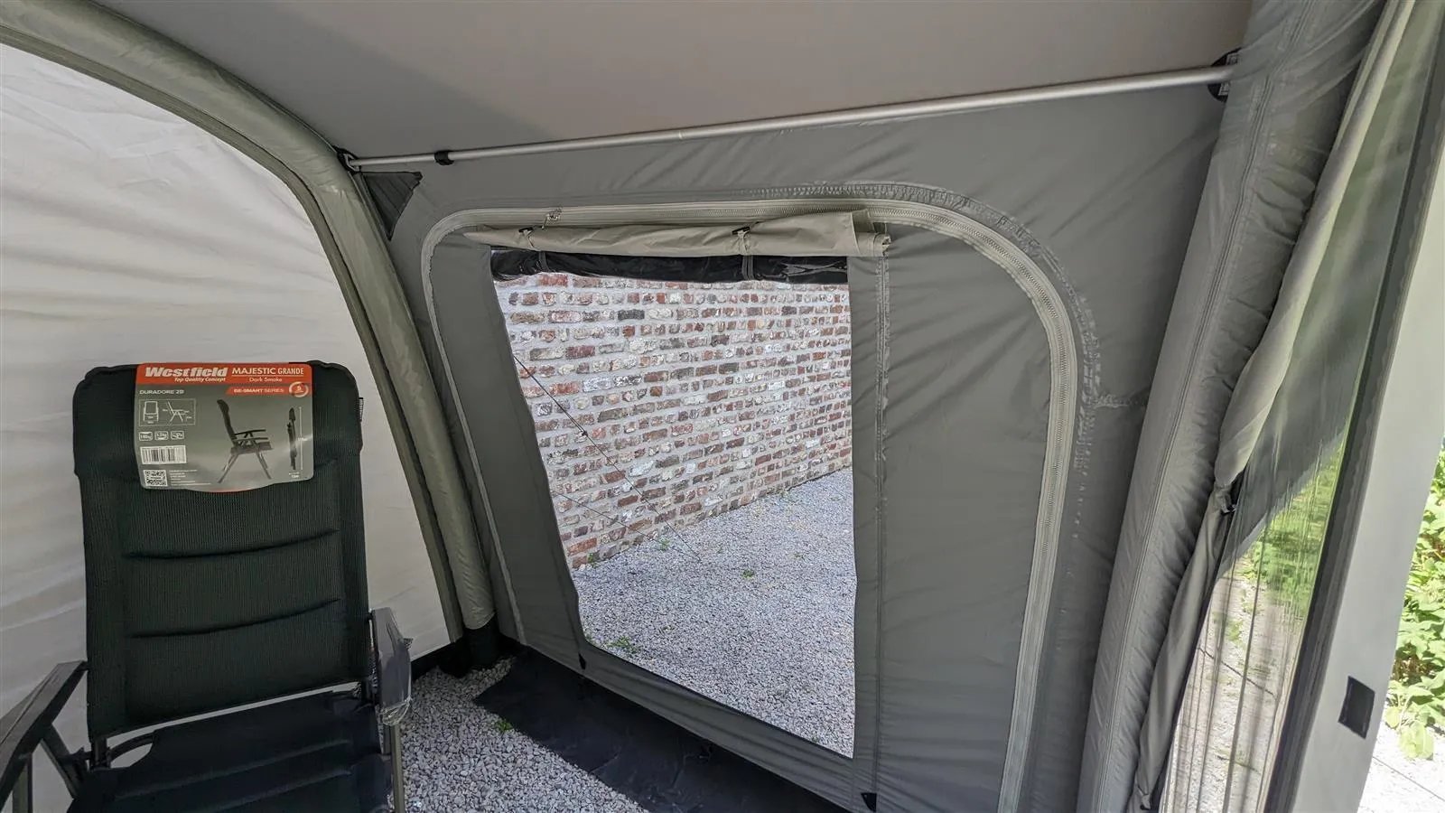 Seitliches Fenster im Westfield Zodiac Vorzelt von innen mit Blick nach draußen und stabiler Rahmenkonstruktion