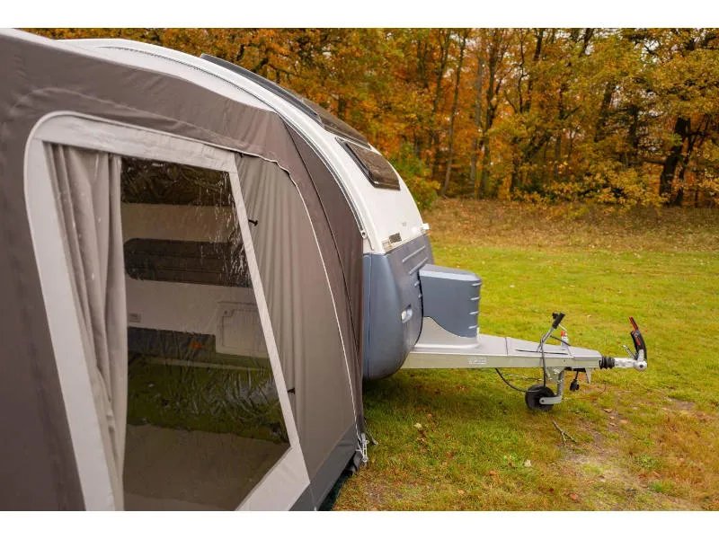 Andockbereich des Telta Action 361/391 Wohnwagen Vorzelts am Caravan mit seitlichem Fenster und Deichsel