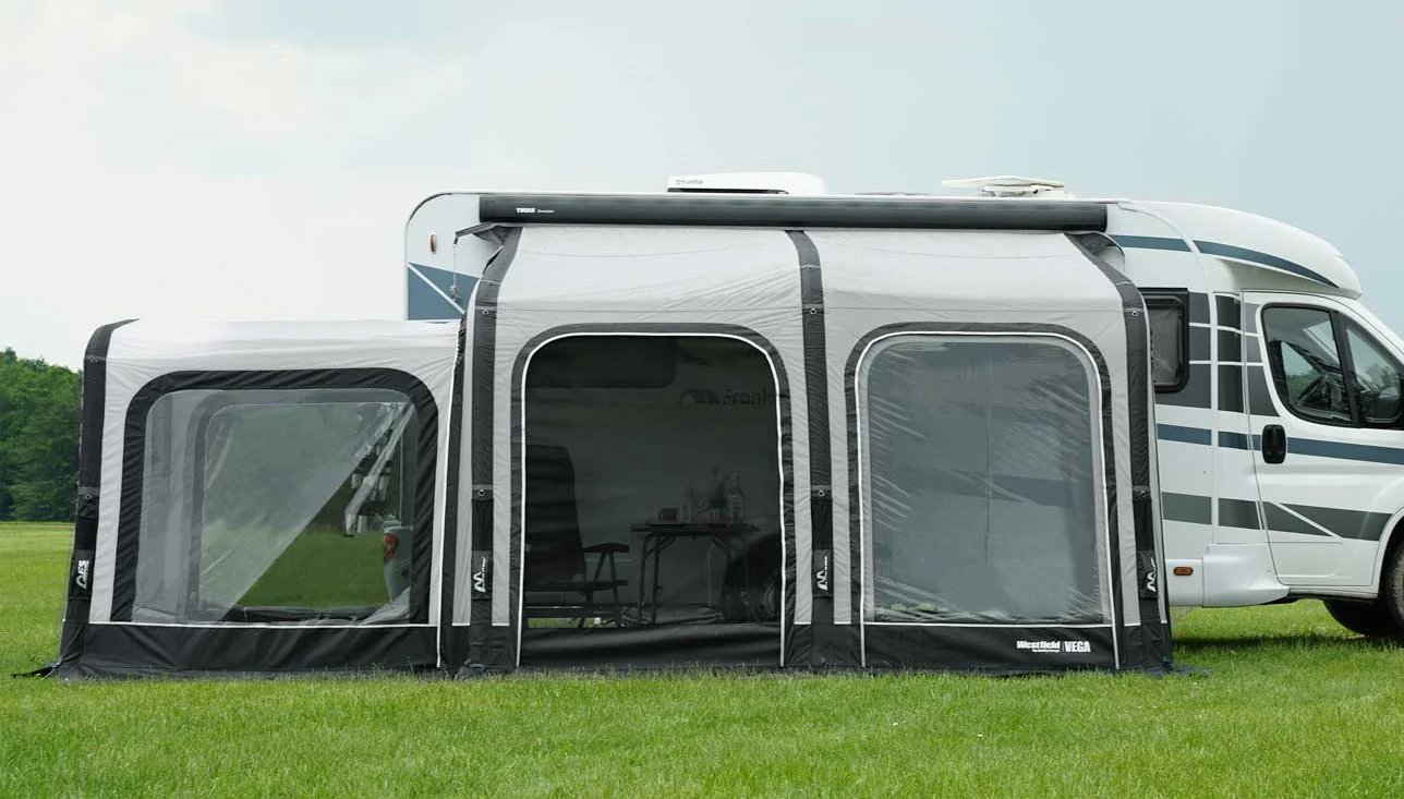 Westfield Vega 375 Luftvorzelt mit seitlich angeschlossenem Anbau am Wohnmobil, Anbauhöhe 255–285 cm