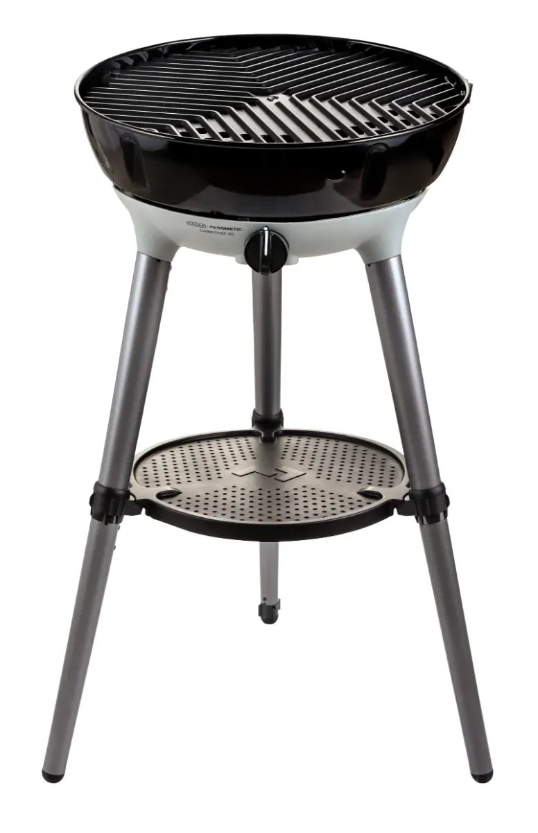 Mit eingesetztem Grillrost zeigt sich der Cadac Carri Chef 40 BBQ auf dreibeinigem Gestell in Schwarz und Silber