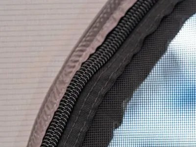Detailaufnahme von Fliegengitter und Reißverschluss am Telta Spirit 290 Vorzelt für optimale Belüftung und Insektenschutz