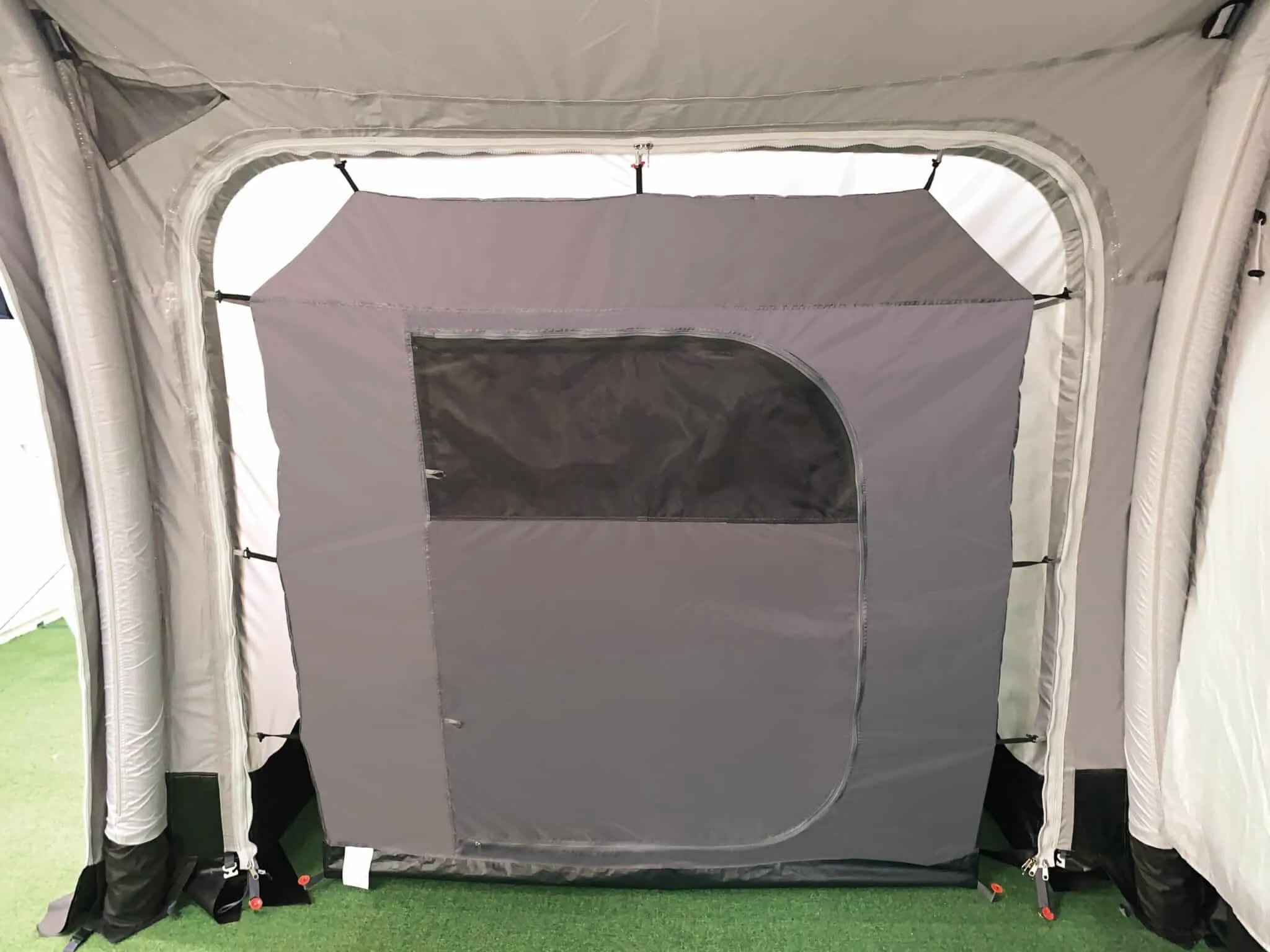 Graues Element im Westfield Orion 2.0 Luftvorzelt montiert