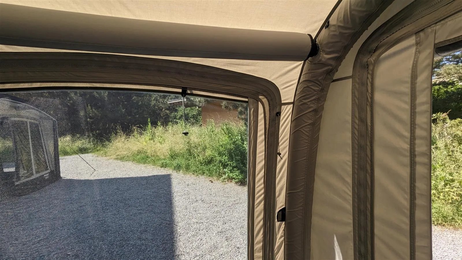 Geöffnetes Fenster mit Moskitonetz am Westfield Vega 375 Luftvorzelt für gute Belüftung, Anbauhöhe 255–285 cm