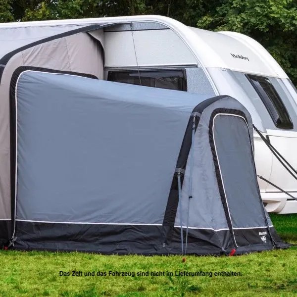 Seitlich angebauter Westfield Universal Anbau Air Annex am Wohnwagen für zusaetzlichen geschuetzten Stauraum beim Camping