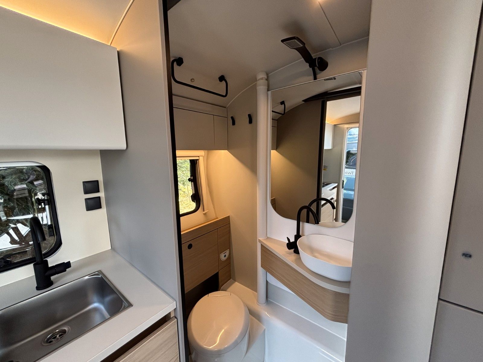 Adria Action 391 LH, Mover, Applikationen Grau 2026