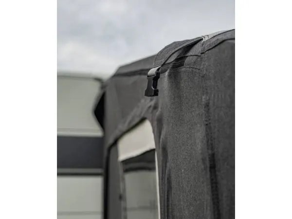 Detailaufnahme des Materials und der Verarbeitung am Telta Estate 390 Vorzelt mit Fokus auf Stoff und Befestigungselemente