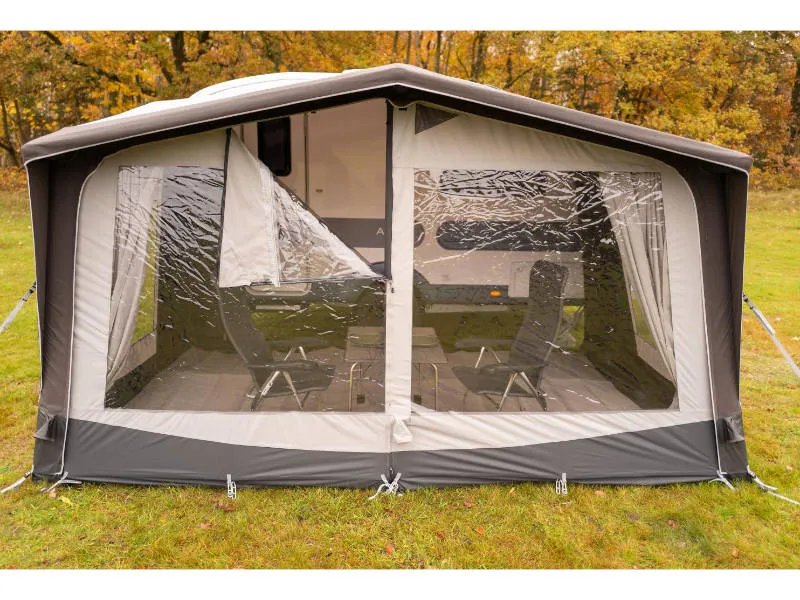 Panoramafenster des Telta Action 361/391 Wohnwagen Vorzelts mit Blick in den eingerichteten Innenraum