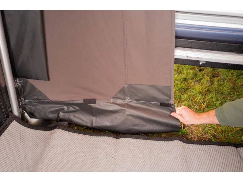 Bodenschürze des Telta Action 361/391 Wohnwagen Vorzelts am Übergang zum Caravan im Detail