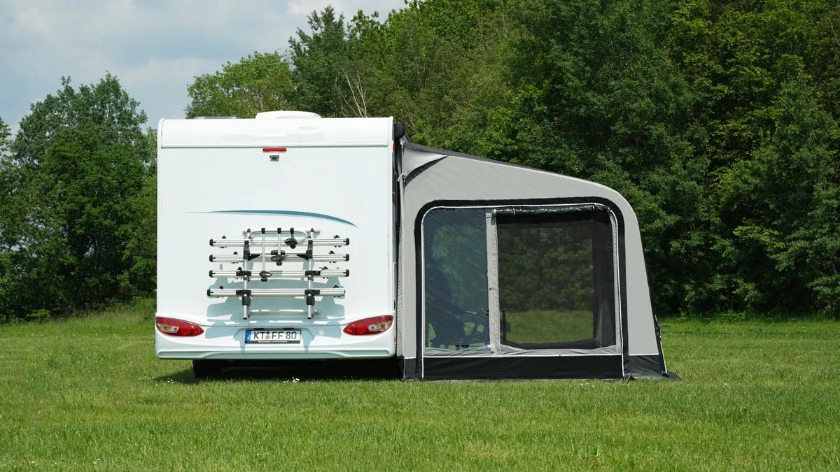 Rückansicht des Westfield Vega 375 Luftvorzelts am Wohnwagen mit Seitenfenster, Anbauhöhe 255–285 cm