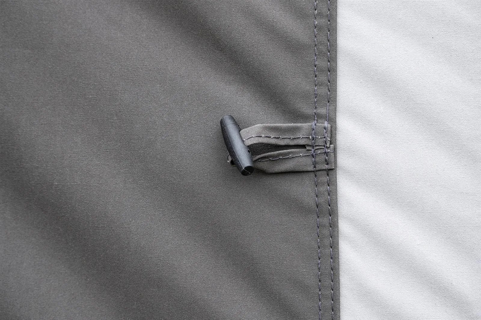 Detailaufnahme einer stabilen Befestigungsschlaufe am Telta Life 390 Vorzelt mit sauber verarbeiteten Nähten