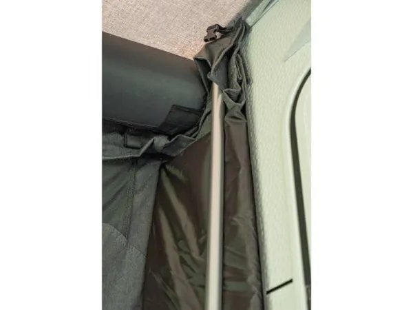 Detail des Andockbereichs beim Telta Estate 390 Vorzelt mit Verbindung zum Wohnwagen und innenliegender Abdichtung