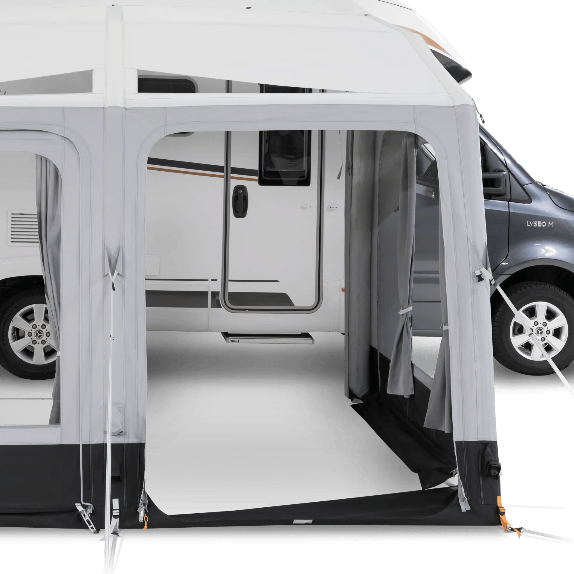 Durchgangsbereich eines Dometic Residence AIR Tour 18 Vorzelts mit direktem Zugang zum Wohnmobil und geöffnetem Eingangsbereich
