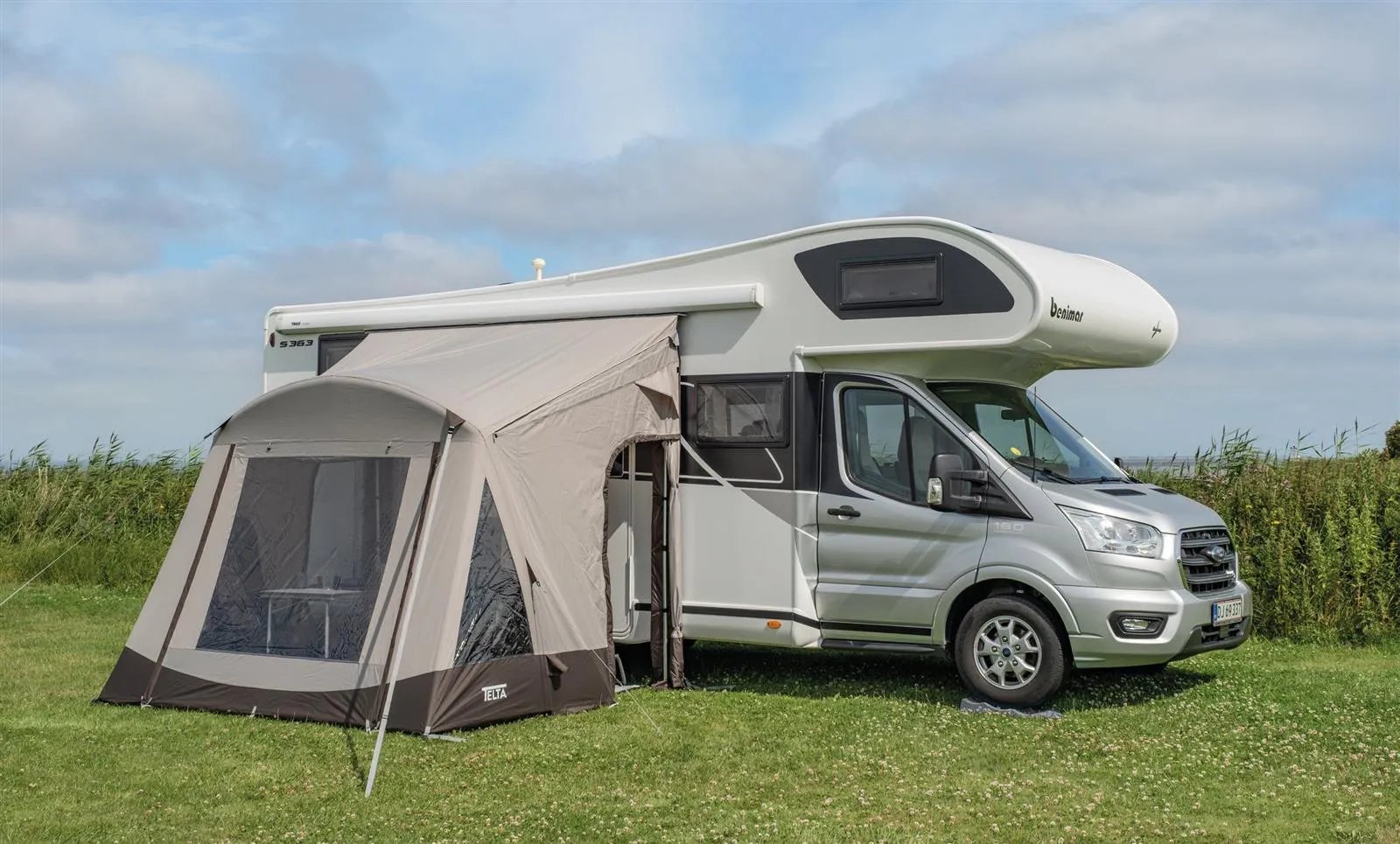 Telta Spirit 290 Vorzelt seitlich am Wohnmobil aufgebaut mit großen Fensterflächen und stabiler Abspannung