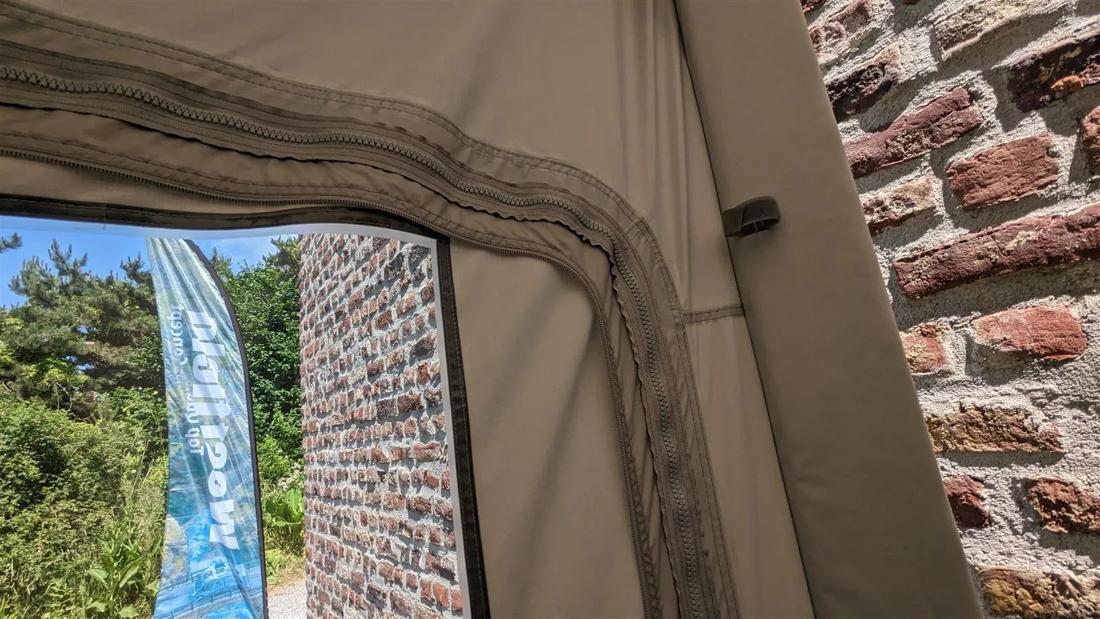 Integriertes Moskitonetz am Vega 375 Luftvorzelt in der Detailansicht, Anbauhöhe 255–285 cm