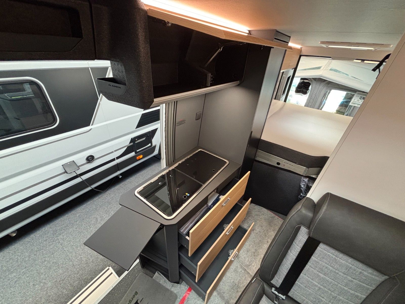 Adria Twin 640 SGX White Edition