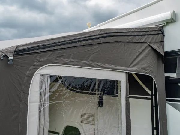 Detailaufnahme des Reißverschlusses und Materials am Telta Life 330 Vorzelt mit sichtbarer Nahtverarbeitung