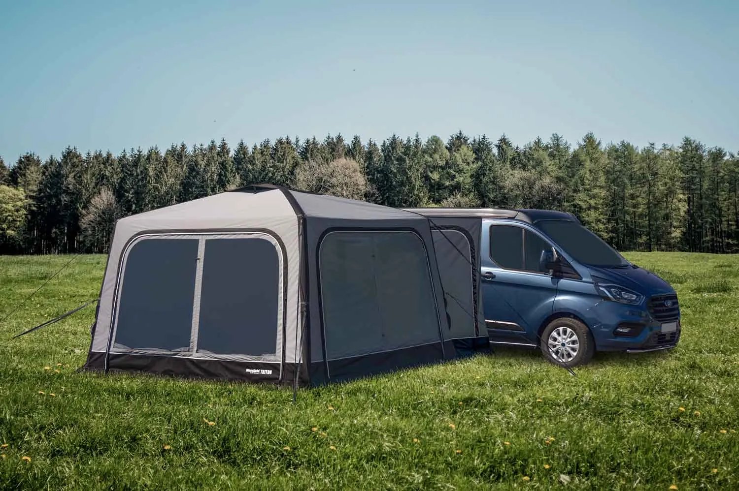 An einen Van angeschlossenes Westfield Triton Pavillon Luftvorzelt auf einer Wiese aufgebaut