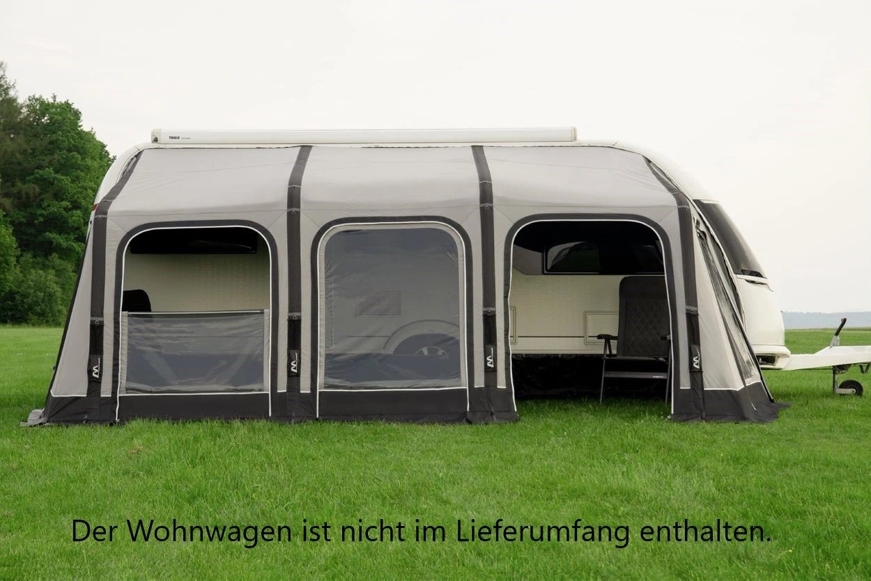 Westfield Ceres Luftvorzelt Größe 11 in Frontansicht mit großen Fenstern neben Wohnwagen auf Wiese
