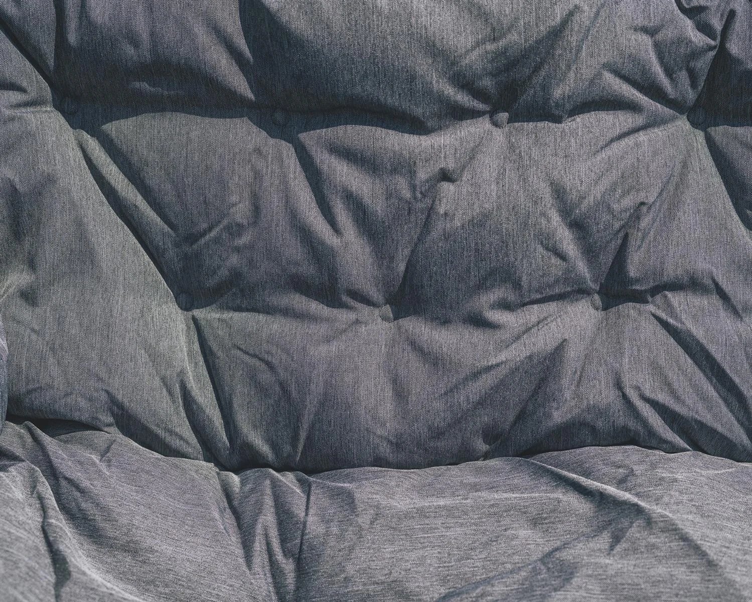 Die geknöpfte Polsterung des Outwell Sardis Lake Sofa zeigt die weiche Relax-Ausstattung im Detail.