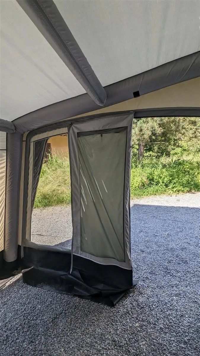 Innenbereich des Westfield Pluto 2.0 Vorzelts Größe 12 mit Blick auf den Fronteingang und Fenster