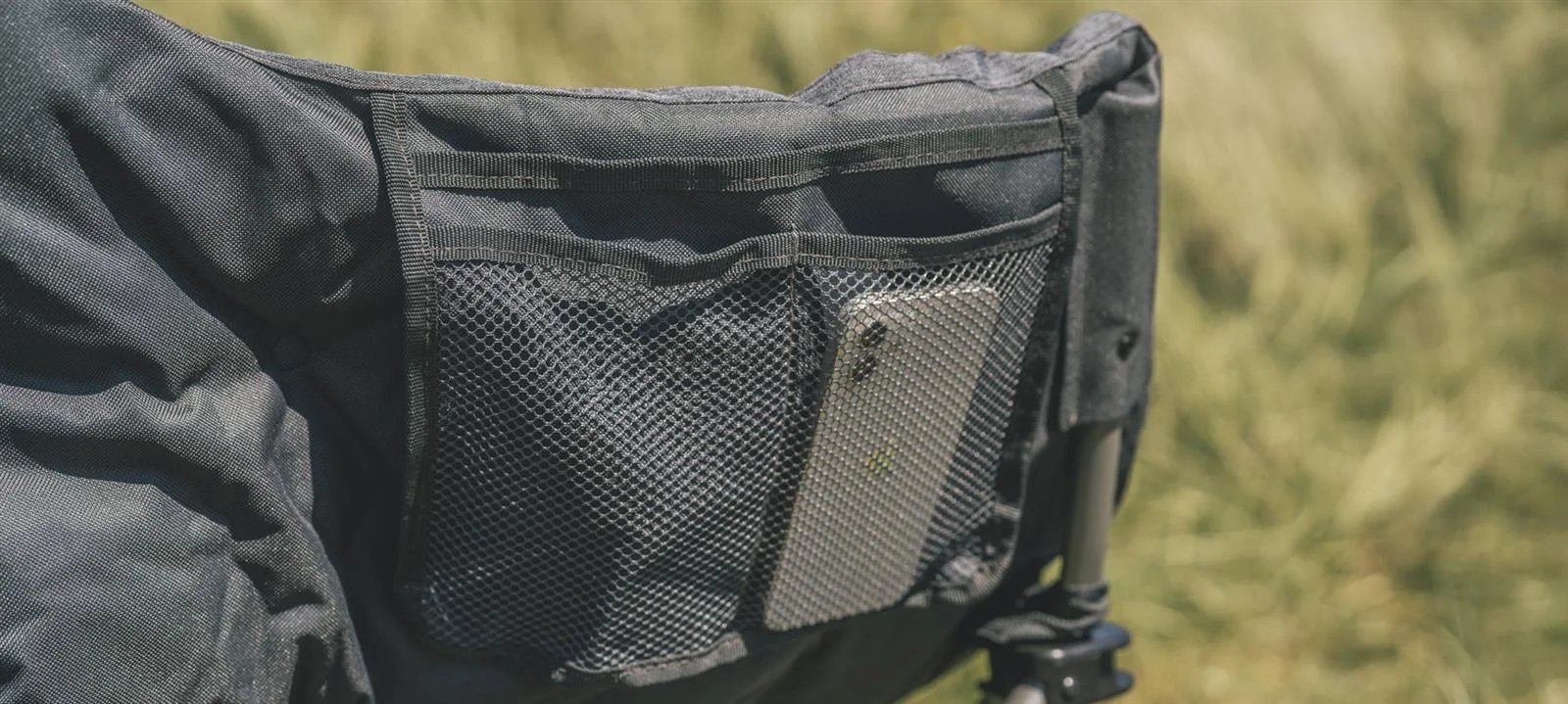 Seitlich zeigt das Outwell Sardis Lake Sofa eine praktische Netztasche für Kleinteile am Campingplatz.