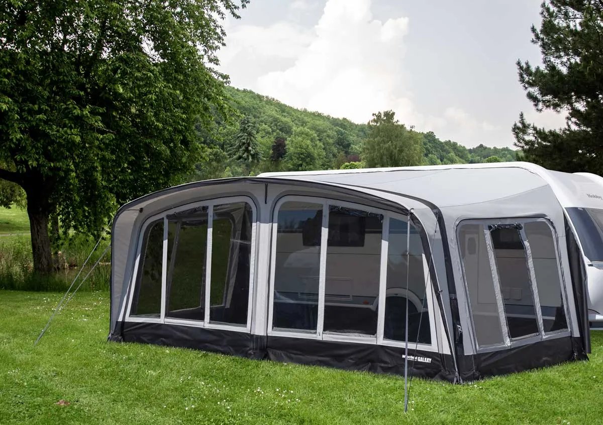 Grosses Westfield Galaxy 8 Vorzelt am Wohnwagen aufgebaut mit grossen Panoramafenstern und stabilem Luftgestaenge fuer komfortables Camping